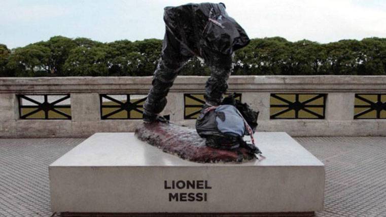 The statue of Leo Messi, game in half in Buenos Aires