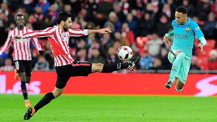 Eneko Bóveda ante Neymar, en el Athletic-Barça
