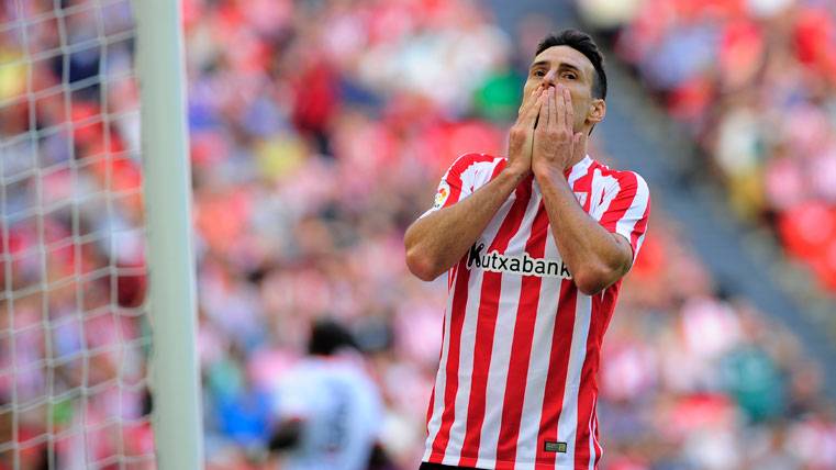 Aritz Aduriz, lamentando una ocasión errada con el Athletic