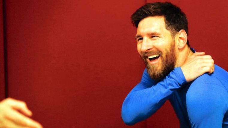 Leo Messi, sonriendo en la imagen publicada por él mismo en Facebook