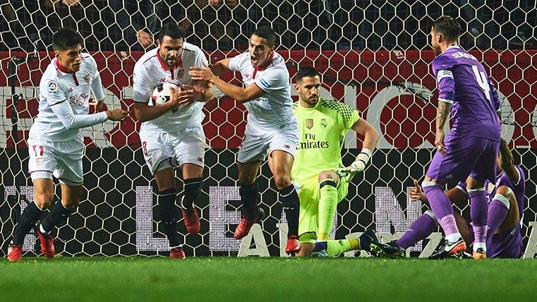 Los jugadores del Sevilla celebran uno de sus goles ante el Madrid