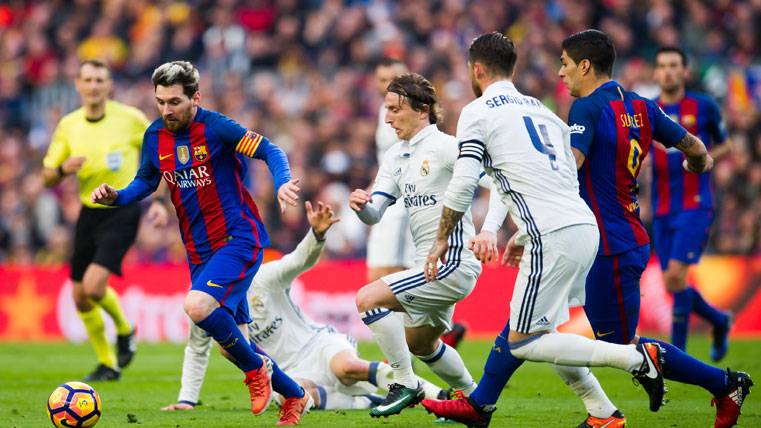 Leo Messi, marchándose de tres rivales en el Barça-Madrid