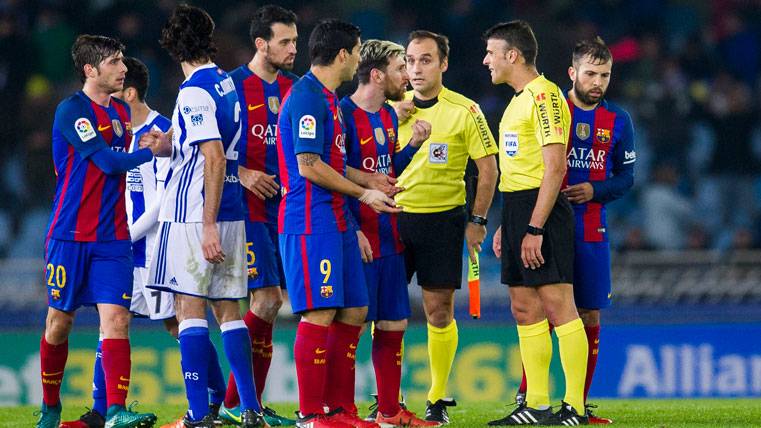 El FC Barcelona, protestando una acción contra la Real Sociedad
