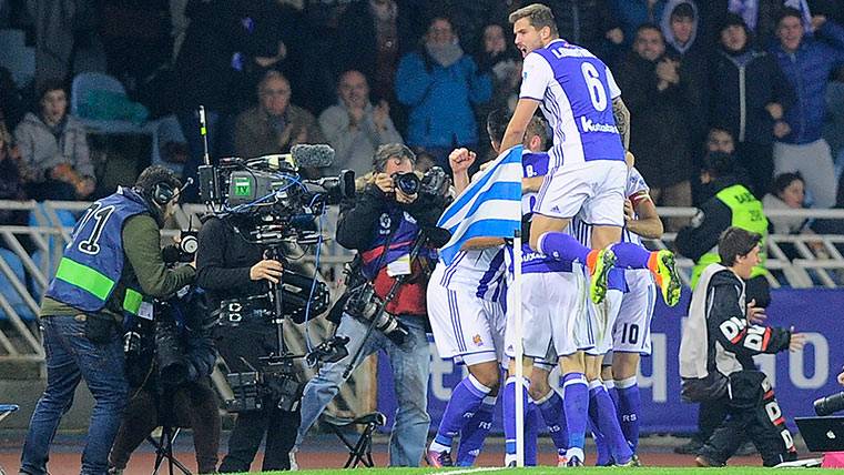 The players of the Real Sociedad celebrate the goal of William José