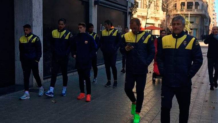 Nili Perdomo junto a la expedición de la UD Las Palmas en el paseo antes de enfrentarse al Barça