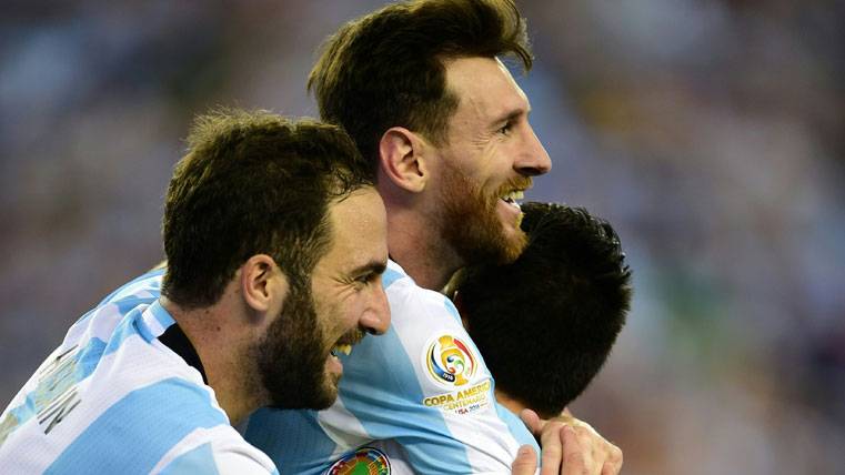Gonzalo Higuaín, celebrating a goal beside Leo Messi