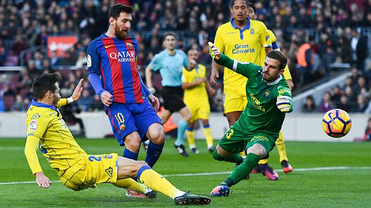 Leo Messi anotando su gol con el FC Barcelona ante la UD Las Palmas
