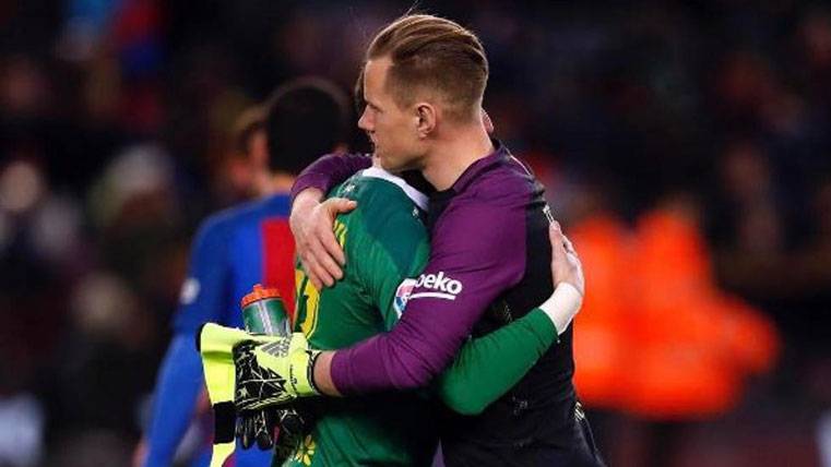 Ter Stegen y Javi Varas, abrazándose tras el Barça-Las Palmas