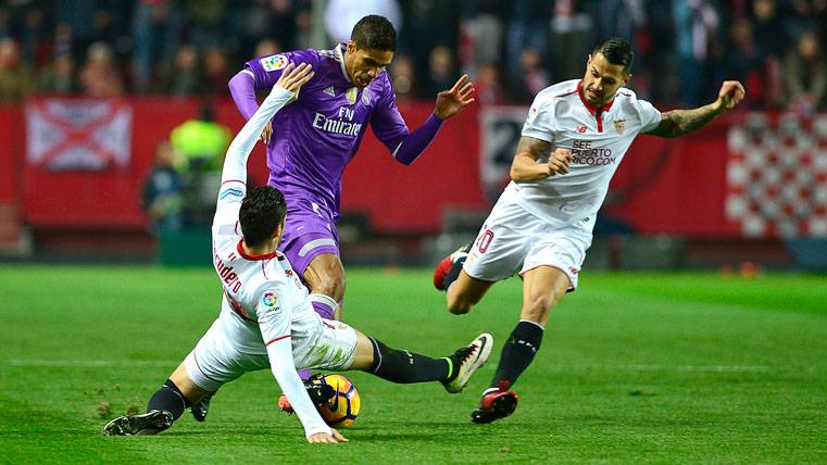 Raphael Varane, intentando progresar por la banda contra el Sevilla