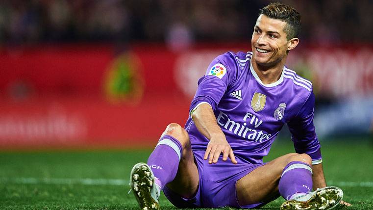 Cristiano Ronaldo, sonriendo irónicamente tras ser indultado en una jugada