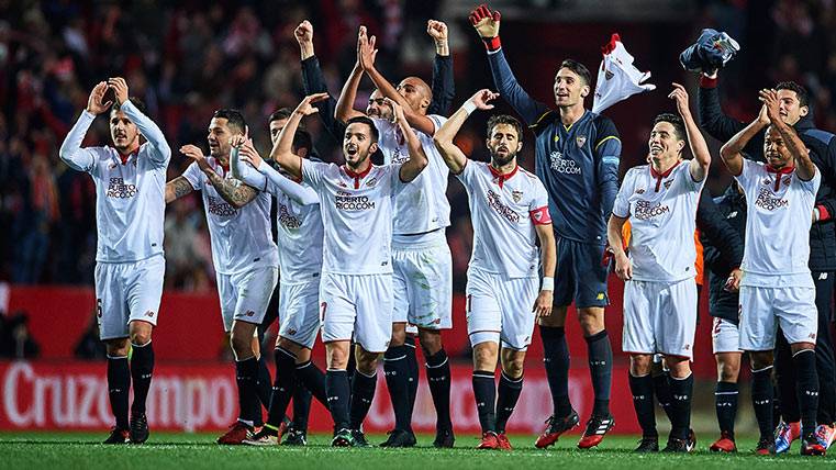 El Sevilla FC festeja su victoria ante el Real Madrid