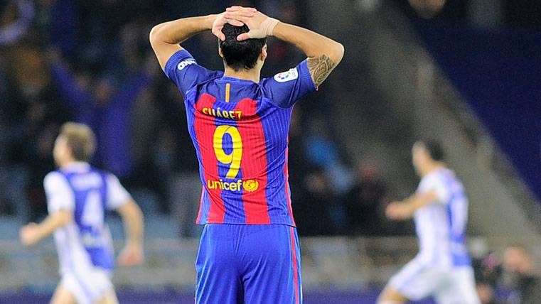 Luis Suárez, levantado los brazos tras recibir el Barça un gol de la Real