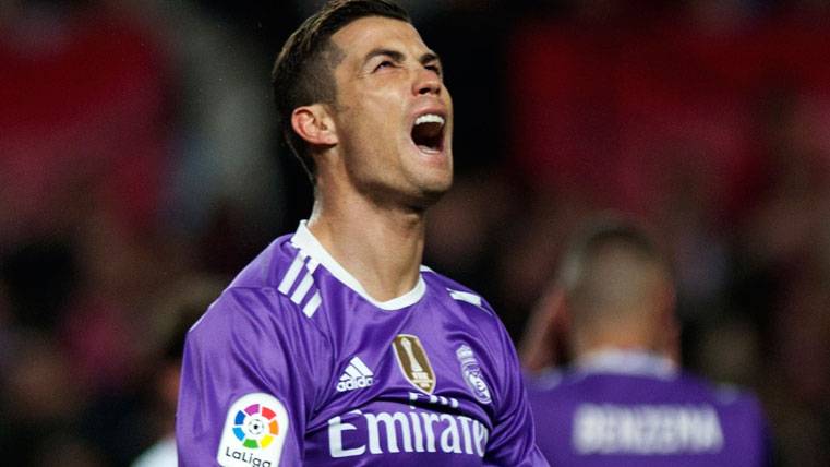 Cristiano Ronaldo, regretting after a played badly executed