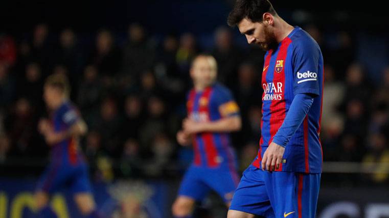 Leo Messi, marchándose cabizbajo a los vestuarios