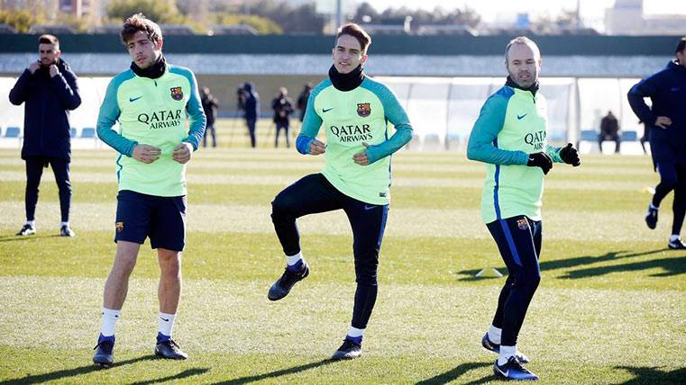 Los jugadores del Barça luchan contra el frío en el entrenamiento