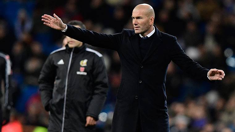 Zinedine Zidane desesperado en un partido del Real Madrid