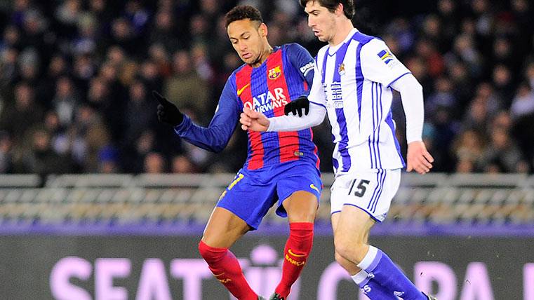 Neymar y Elustondo en la jugada del penalti que anotó el Barça