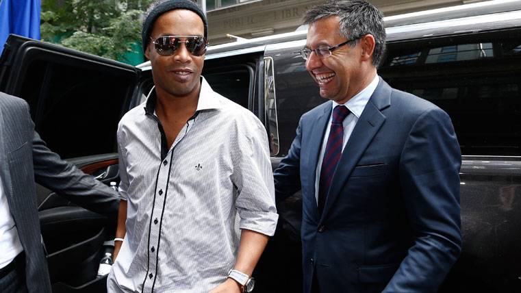 Ronaldinho, junto a Josep Maria Bartomeu en Nueva York