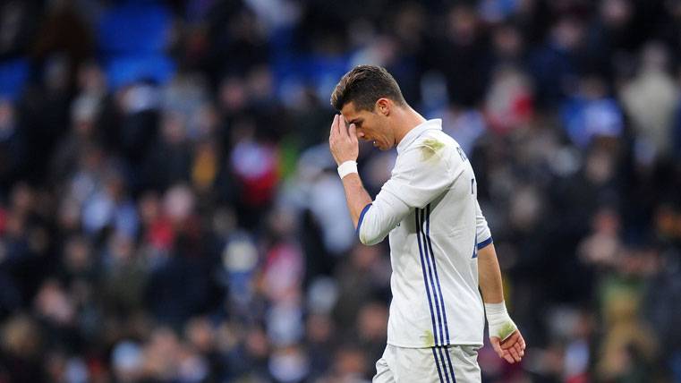 Cristiano Ronaldo, cabizbajo tras errar una ocasión con el Real Madrid