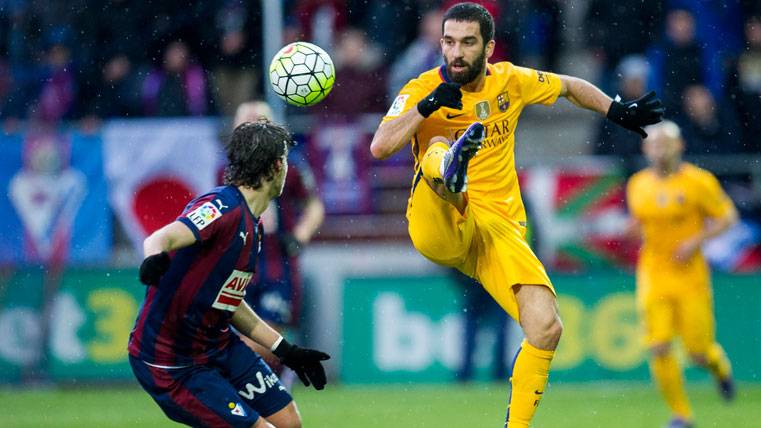 Arda Turan, pugnando por un balón con un defensor del Eibar