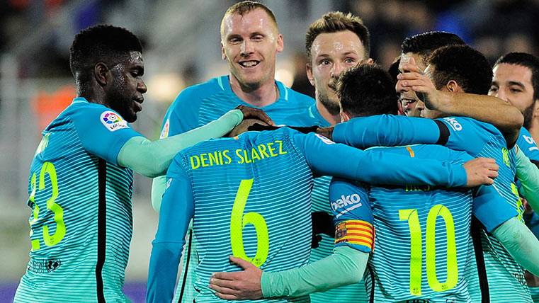 Los jugadores del FC Barcelona celebran el gol de Denis ante el Eibar