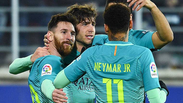 Los jugadores del FC Barcelona celebran uno de los tantos anotados al Eibar