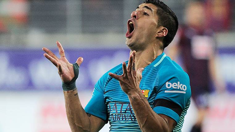 Luis Suárez, tras estrellar su disparo en el poste ante el Eibar