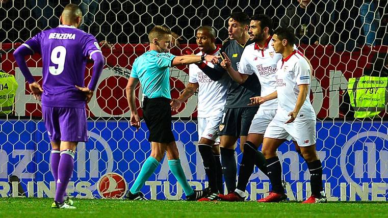 El Sevilla, protestando un penalti señalado a favor del Real Madrid