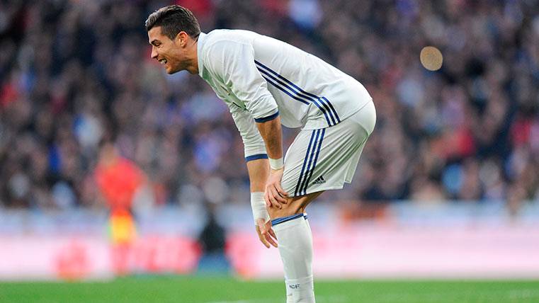 Cristiano Ronaldo se queja de un golpe mientras el Bernabéu le silba tras fallar una ocasión