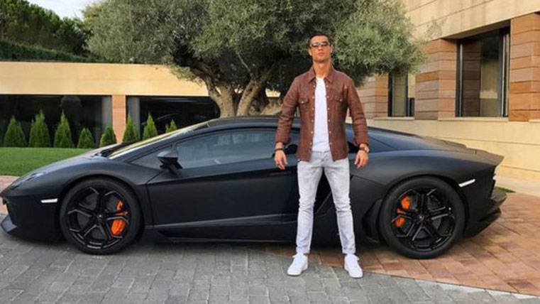 Cristiano Ronaldo, posando junto a su Lamborghini en las redes sociales