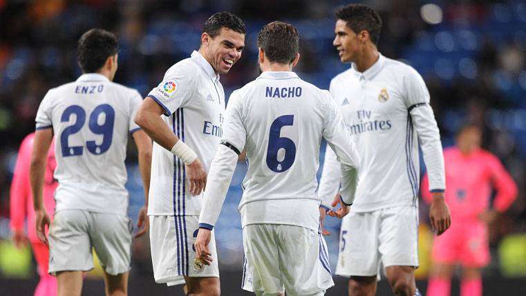 Pepe, celebrando un gol con sus compañeros del Real Madrid en Copa