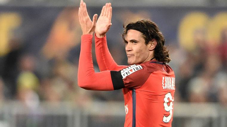 Edinson Cavani, applauding to the fans of Paris Saint-Germain
