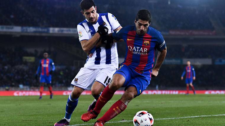 Luis Suárez, pugnando por un balón con un jugador de la Real Sociedad