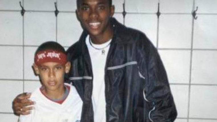 A jovencísimo Neymar beside his idol Robinho