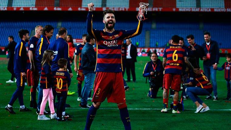 El FC Barcelona y Piqué celebrando la Copa del Rey ganada al Sevilla