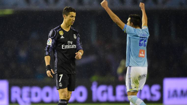 Cristiano Ronaldo, cabizbajo while a player of the Celtic celebrates the pass