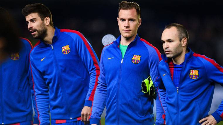 Ter Stegen And Andrés Iniesta, beside Gerard Hammered before a party
