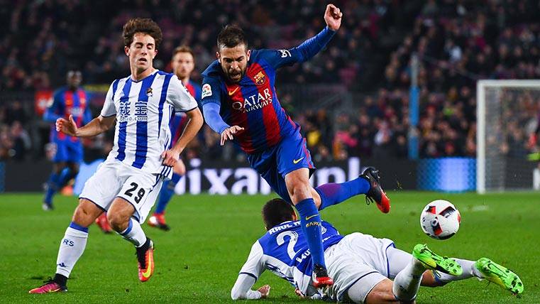 Jordi Alba recibe una falta en el Barça-Real Sociedad