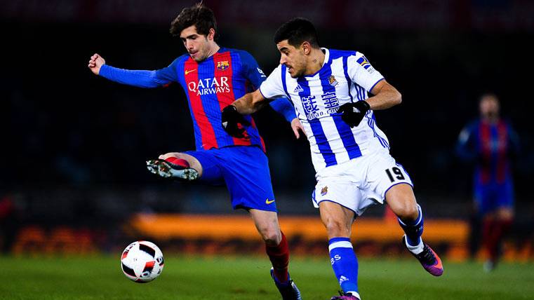 Sergi Roberto, protegiendo un balón contra la Real Sociedad