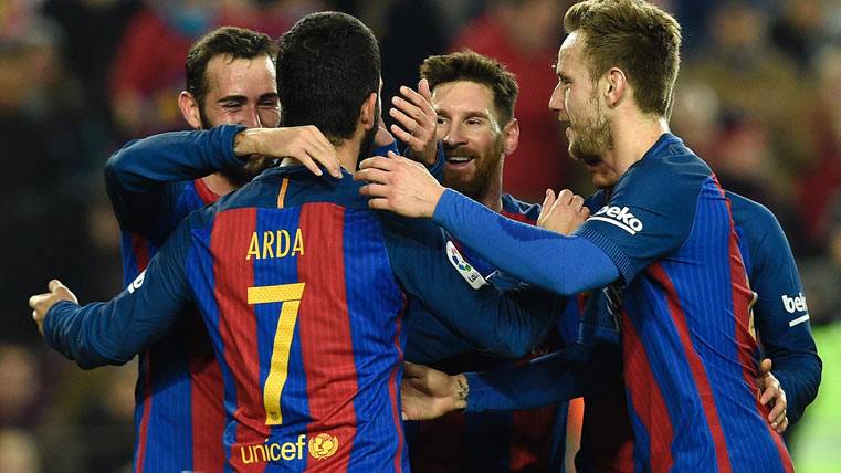El FC Barcelona, celebrando el gol de Arda Turan ante la Real Sociedad