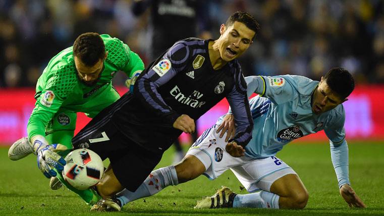 Cristiano Ronaldo, tras ser derribado en una jugada del Celta-Madrid