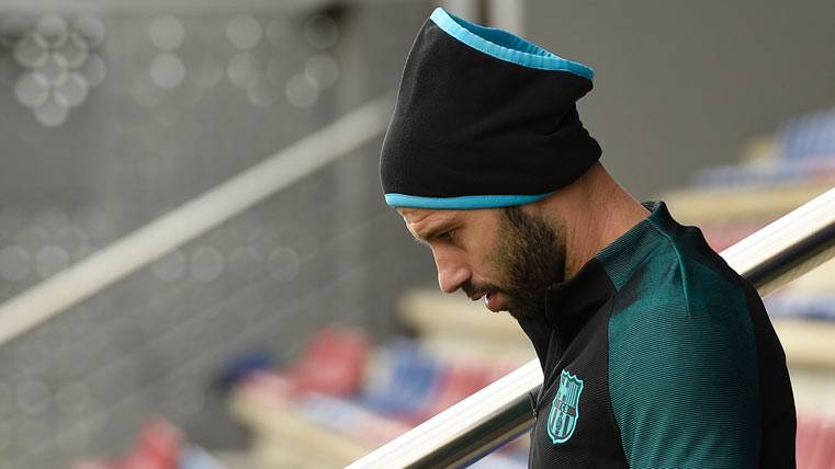 Javier Mascherano, saltando a un entrenamiento con el Barça