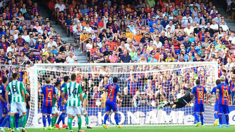 Rubén Castro, marcando un gol al FC Barcelona en el Camp Nou