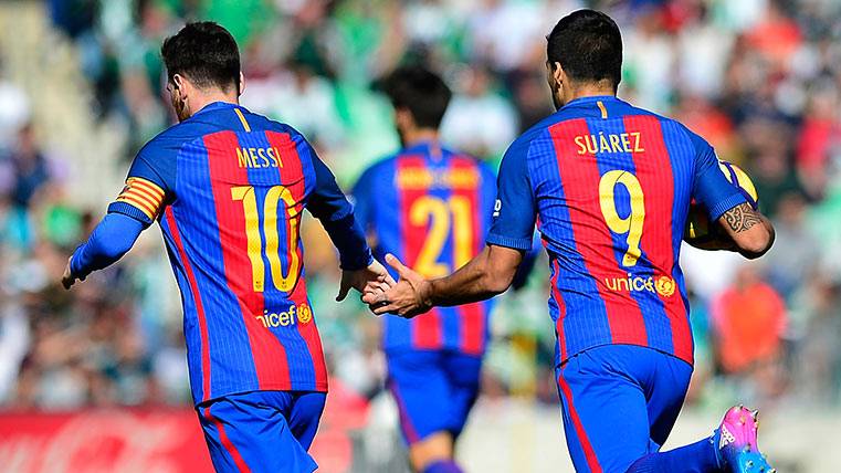 Luis Suárez celebrates his goal in front of the Real Betis with Leo Messi