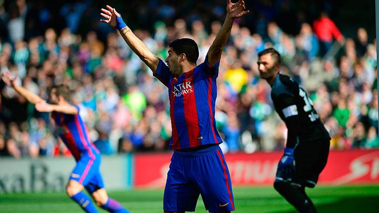Luis Suárez se queja amargamente después de que el árbitro no señalase gol del Barça