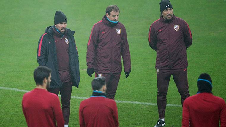 Diego Pablo Simeone y sus muchachos durante un entrenamiento del Atlético de Madrid