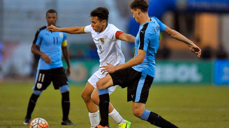 Santiago Bueno, defendiendo una jugada contra Bolivia Sub-20
