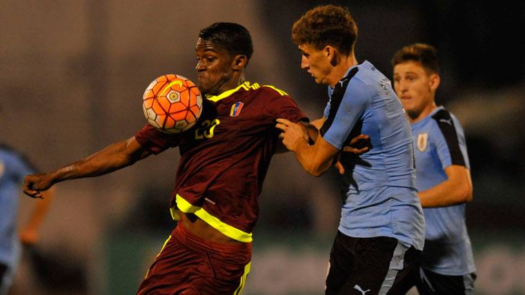 Santiago Bueno, durante un partido con Uruguay Sub-20