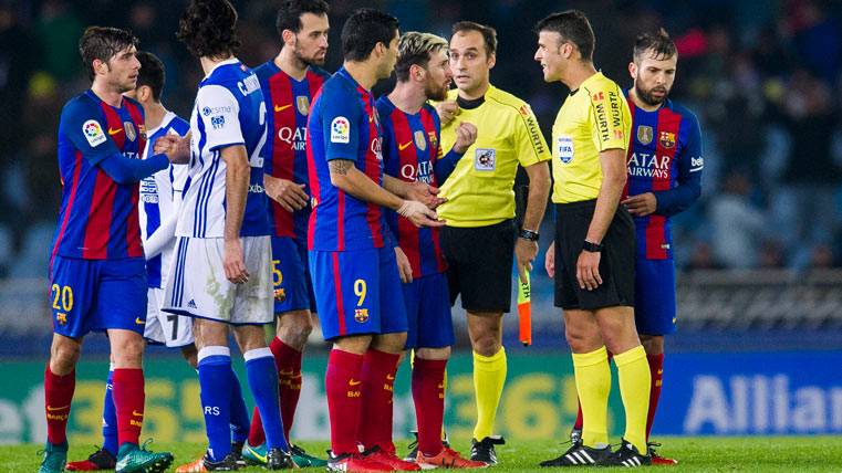El FC Barcelona, protestando al árbitro durante un Real Sociedad-Barça