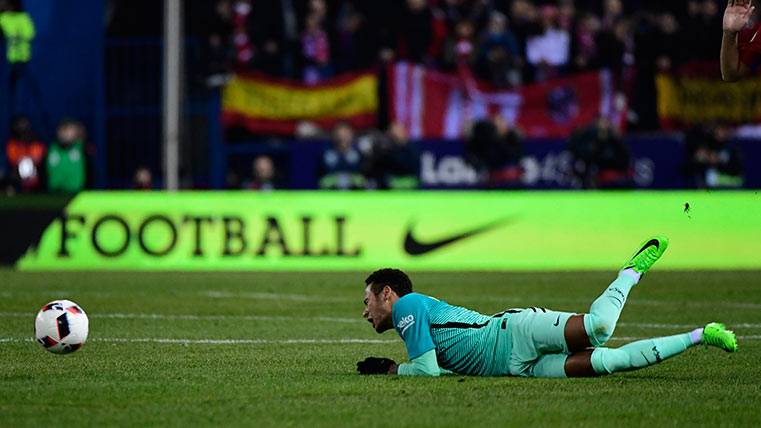 Neymar besó el suelo por faltas del Atlético en muchas ocasiones